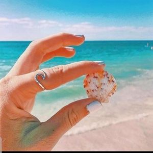 Dynamic size 8 all of them wave ring in silver